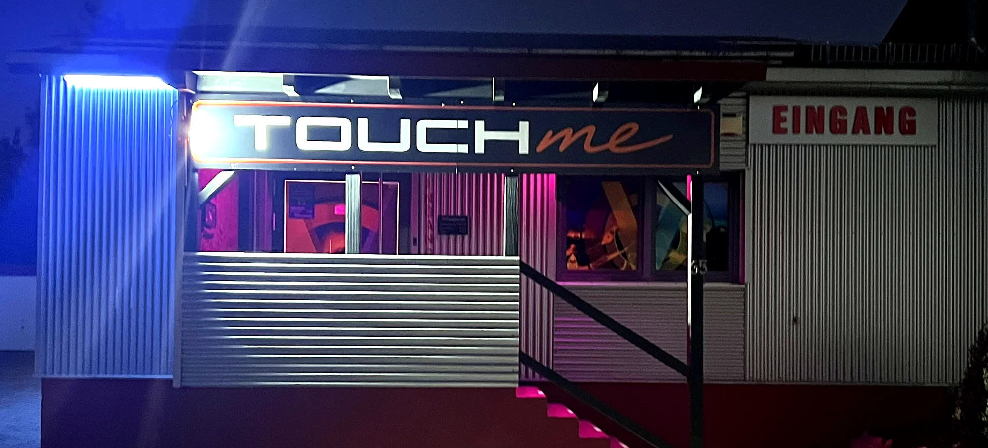 Eingang des TOUCH ME Clubs bei Nacht