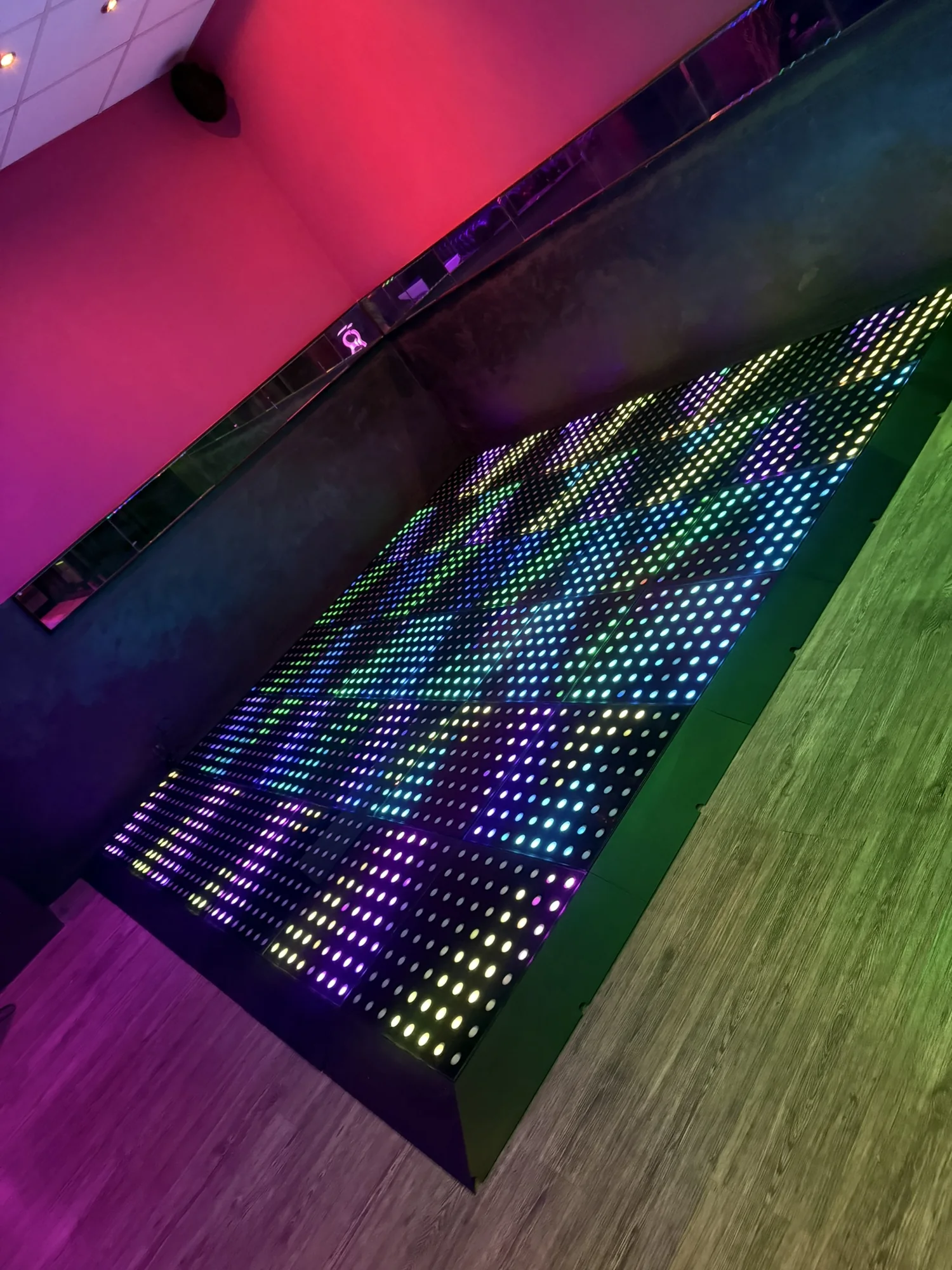 Die beleuchtete LED-Tanzfläche im TOUCH ME