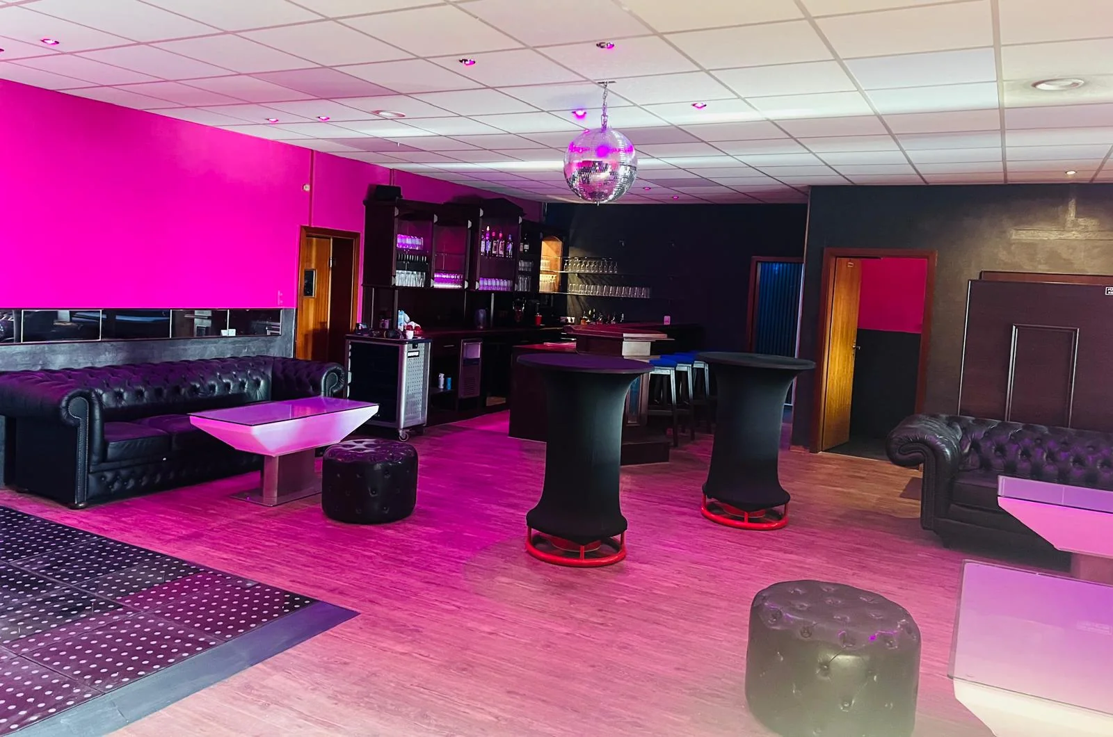 Blick in einen farbig beleuchteten Clubbereich
